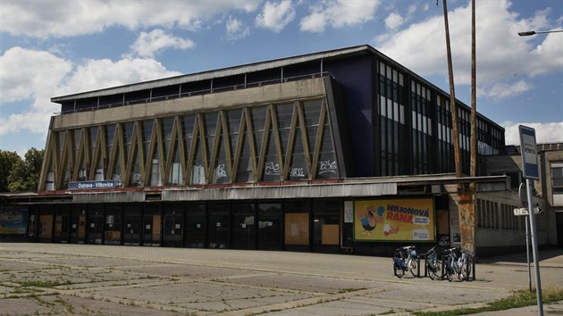 Výpravní budova vítkovického nádraží v bruselském stylu se stala památkou. Opravu však jak unikátní objekt, tak i přednádražní prostor potřebují už více než nutně.