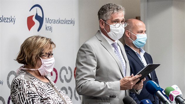 Moravskoslezsk hejtman Ivo Vondrk (uprosted) se editelkou Krajsk hygienick stanice Pavlou Svrinovou a nmstkem Lukem Curylem po zasedn krajsk bezpenostn rady.