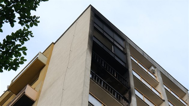 V jednom z bytů jedenáctiposchoďového domu v Ostravě-Porubě hořelo. (29. července 2020)