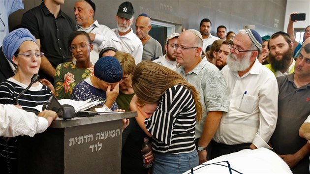 Záběr z pohřbu zavražděné izraelské dívky Riny Šnerbové (23. srpna 2019)