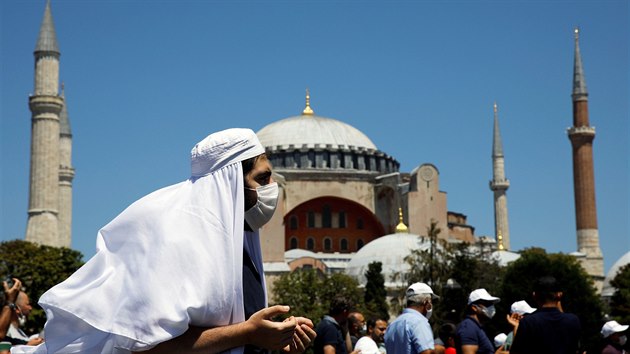 V istanbulsk pamtce Hagia Sofia se konala prvn modlitba od pemny muzea na meitu. K chrmu pily tisce lid. (24. ervence 2020)