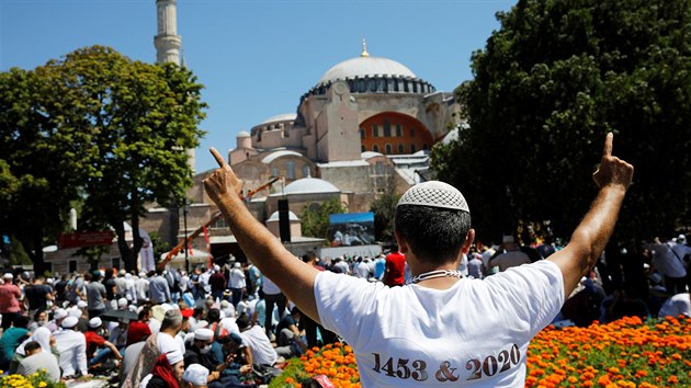 V istanbulsk pamtce Hagia Sofia se konala prvn modlitba od pemny muzea na meitu. K chrmu pily tisce lid. (24. ervence 2020)