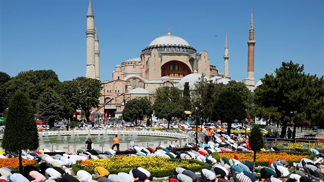 Turet muslimov se modl ped staronovou meitou Hagia Sofia v Istanbulu. (24. ervence 2020)