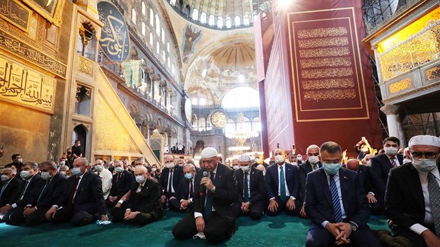 Turecký prezident Recep Tayyip Erdogan (s mikrofonem) se zúčastnil první modlitby ve staronové mešitě Hagia Sofia v Istanbulu. (24. července 2020)