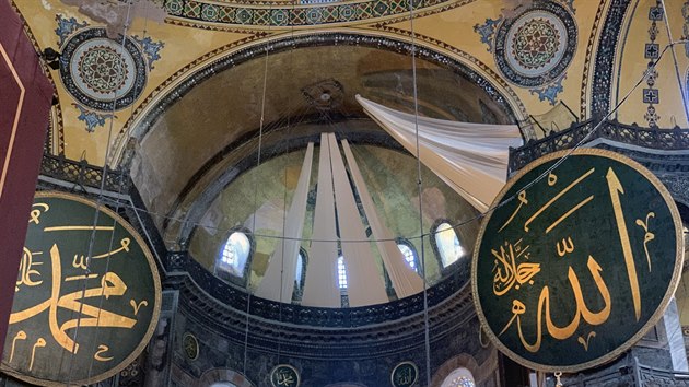 Ve staronov meit Hagia Sofia v Istanbulu se konala prvn modlitba po 86 letech. Kesansk motivy zakryly zvsy. (24. ervence 2020)