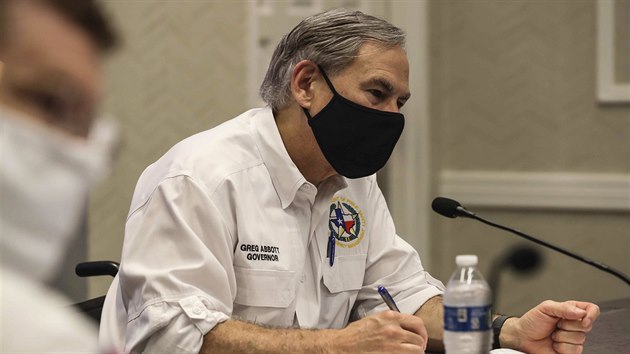 Guvernr Texasu Greg Abott na tiskov konferenci informuje o vvoji huriknu Hanna. (25. ervence 2020)