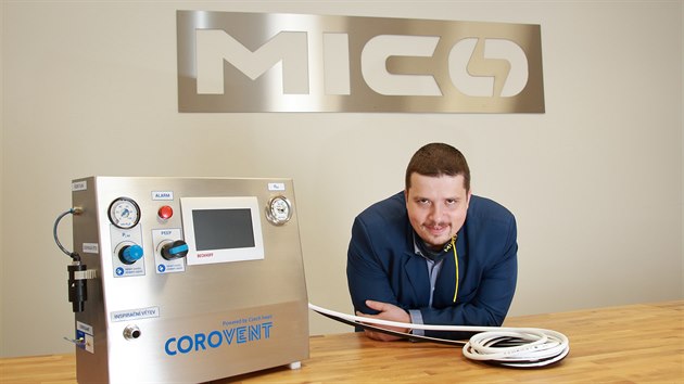 Majitel MICo Group, Ji Denner s jednm z prvnch sriov vyrobench plicnch ventiltor CoroVent.
