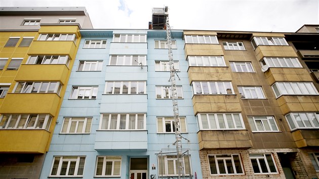 Vlastníci bytů v domě v brněnské ulici Špitálka si nevědí rady. Trápí je výtah ukotvený na fasádě,
zábor chodníku, nesmyslná data na značkách i nepořádek v oplocenkách. 20. 7. 2020
