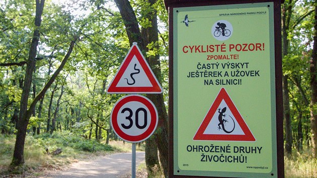 Na hady a jetrky upozoruj cyklisty v Nrodnm parku Podyj speciln cedule.