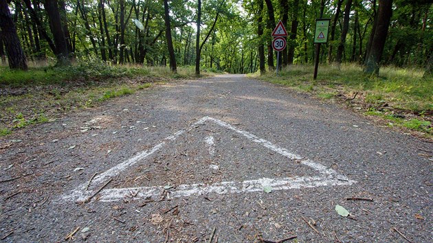 Na hady a jetrky upozoruj cyklisty v Nrodnm parku Podyj speciln cedule a znaky.