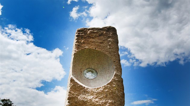 Středový kámen v Klentnici je zároveň koncipován jako umělecké dílo se vsazenou čočkou, která je nasměrována na východ slunce o podzimní rovnodennosti a během slunečného dne kreslí světelnou parabolu s duhovými okraji.