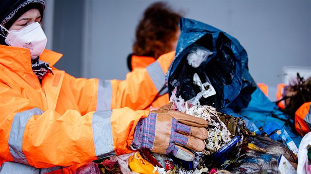 Odbornci Mendelovy univerzity sbrali data o spotebnm chovn devti stovek brnnskch domcnost. Odpadky se tdily manuln.