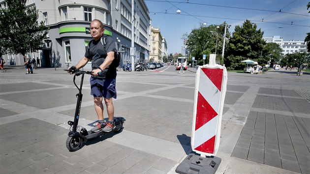 Dlaba v centru Brna je rozbit tak v Jotov ulici v okol Nejvyho sprvnho soudu, kde se kostky hbou pod nohama chodc. Na jedno z mst upozoruje i dopravn znaka.