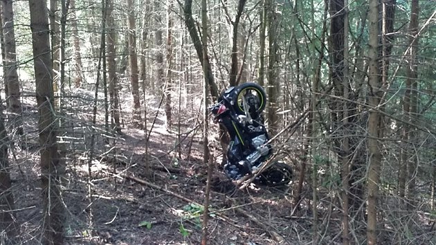 Policisté šetří nehodu motorkáře, který u Helvíkovic skončil v hustém lesním porostu i se svým strojem.