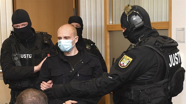 S pravicovým extremistou Stephanem Ballietem, jenž je obžalovaný z loňského útoku na synagogu v Halle, začal ve východoněmeckém Magdeburku soud. (21. července 2020)