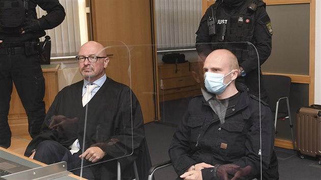 S pravicovm extremistou Stephanem Ballietem, jen je obalovan z loskho toku na synagogu v Halle, zaal ve vchodonmeckm Magdeburku soud. (21. ervence 2020)