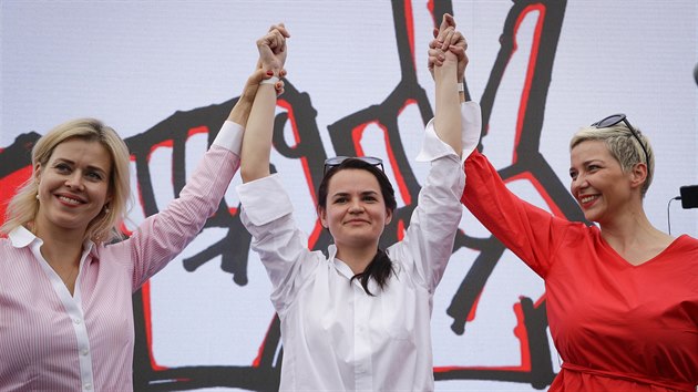 Pedstavitelky blorusk opozice: Vjeranika Capkalov (vlevo), Svjatlana Cichanousk a Maria Kolesnikovov (vpravo)
