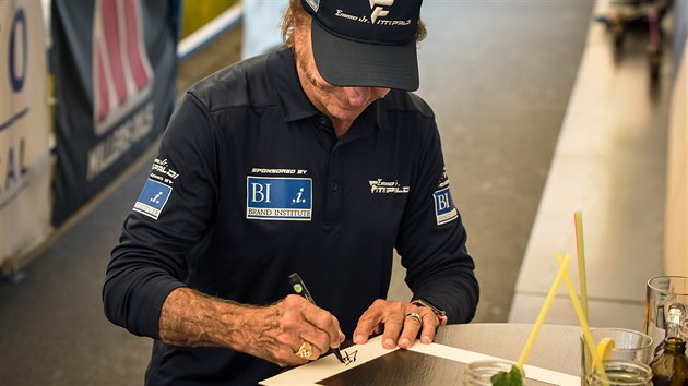 Emerson Fittipaldi pi naten filmu St nen pro sraby reisra Tome Magnuska