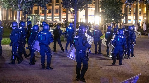 Policie zasahuje na mst  vkendovch nepokoj v centru Stuttgartu. (21. ervna 2020)