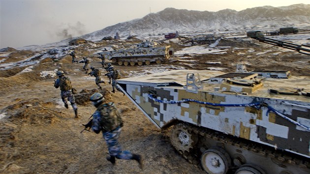 Příslušníci výsadkových jednotek Čínské lidové osvobozenecké armády (PLA) při výcviku na základně v Ujgurské autonomní oblasti Sin-ťiang v Číně (21. ledna 2016)