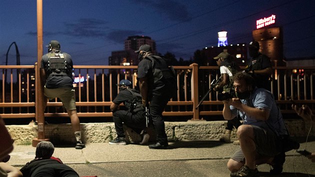 Skupina protestuj�c�ch v americk�  Minnesot�, kter� si ��k� Freedom Fighters. (4. �ervna 2020)