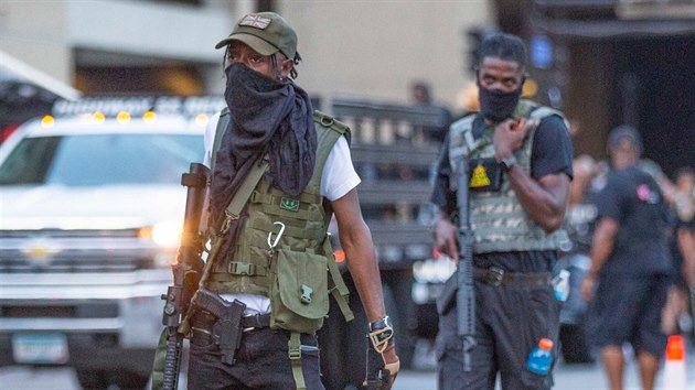 Skupina protestuj�c�ch v americk�  Minnesot�, kter� si ��k� Freedom Fighters. (4. �ervna 2020)