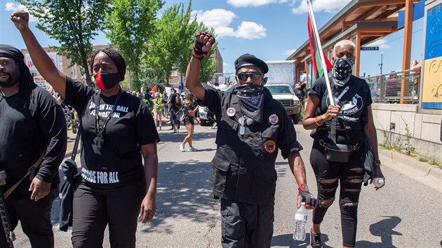 Skupina protestujících v americké  Minnesotě, která si říká Freedom Fighters. (4. června 2020)