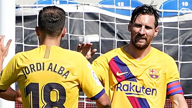 Lionel Messi z Barcelony (vpravo) oslavuje gl se spoluhri Jordi Albou a Ansu Fatim v zpase na hiiti Alavse.