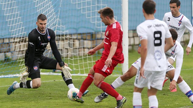 Pavel Halouska, brankář druholigové SK Líšeň, v akci v zápase proti Třinci.