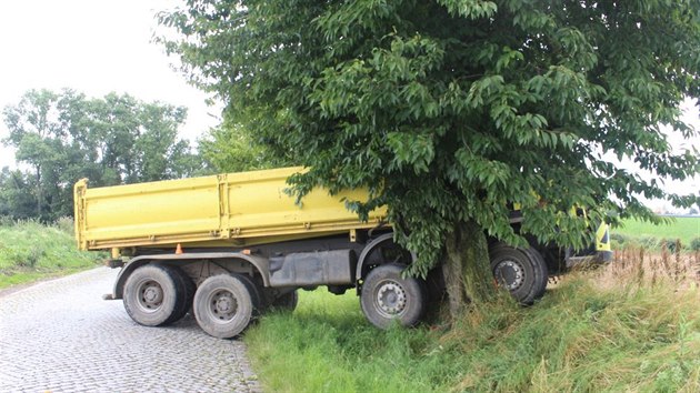Nákladní vůz vyjel v zatáčce mezi obcemi Výšovice a Bedihošť na Prostějovsku ze silnice a jen těsně minul strom. (20. července 2020)