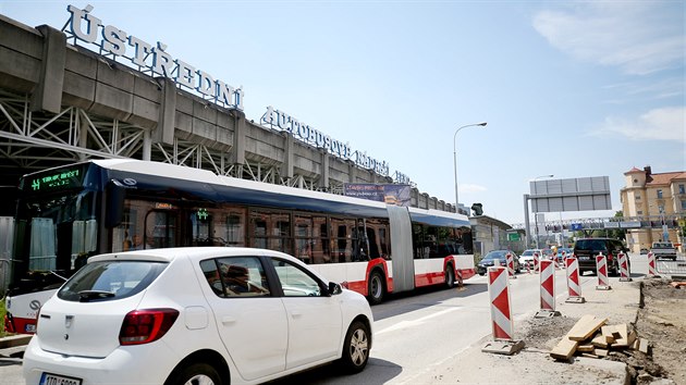 Provoz v jednom pruhu v každém směru je hustý i mimo špičku. Zašpuntované je celé okolí autobusového nádraží Zvonařka a Galerie Vaňkovky. (23. 7. 2020)