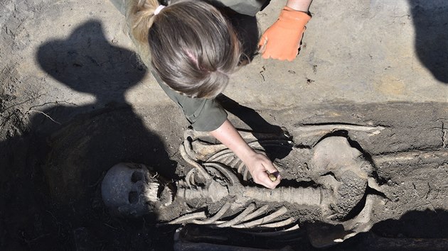 Ostatky čtyř lidí pohřbených mimo obvyklé pohřebiště budou v laboratořích zkoumat antropologové. (24. července 2020)