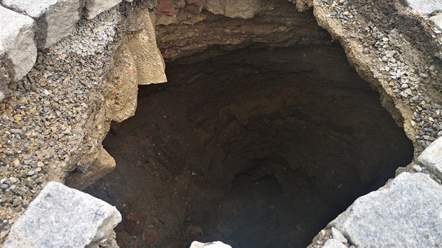 Propadlina je hluboká nejméně tři metry, na dno prozatím archeologové nedosáhli.