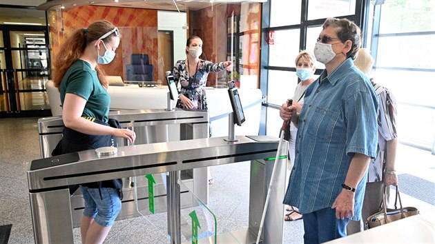 Masarykův okologický ústav v Brně 27. července 2020 zavedl pro návštěvníky vstup přes terminály, které automaticky měří teplotu a také rozpoznají člověka bez roušky. Turniket jej pak nepustí dovnitř.