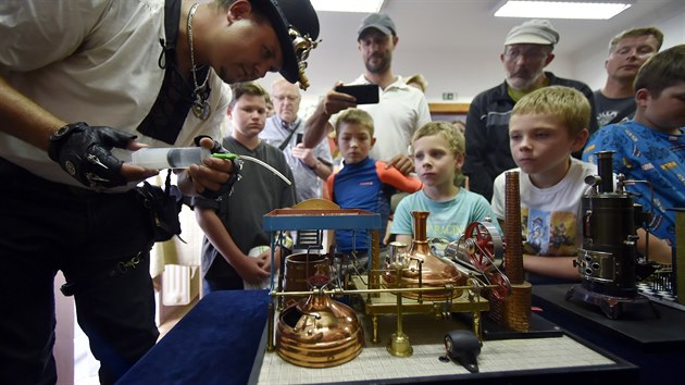 Sb�ratel miniaturn�ch historick�ch parn�ch stroj� Miloslav Vav��ek uk�zal sv� klenoty v Pelh�imov�. Ve steampunkov�m od�vu obj�d� republiku s hravou show, p�i n� v�echny stroje ukazuje v chodu. Ov�em pozor, Vav��ek nen�, jak by se dalo o�ek�vat, stroja�. p�vodn�m povol�n�m je u�itel na prvn�m stupni.