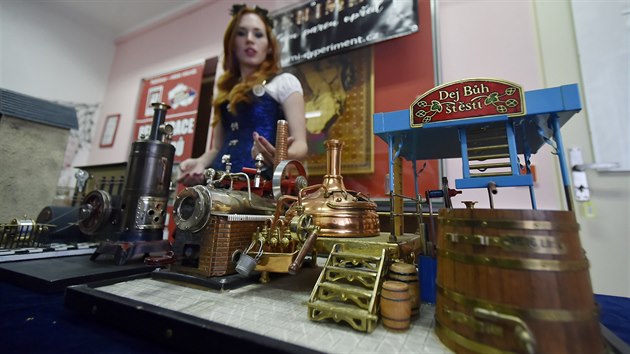 Rychl� rytmick� s�p�n� miniaturn�ch parn�ch stroj� zaplnilo m�stnost pelh�imovsk�ho Muzea rekord� a kuriozit, kdy� v n�m Miloslav Vav��ek z T�bora p�edv�d�l funk�n� zmen�eniny t�chto nejstar��ch motor�, kter� lid� vymysleli.