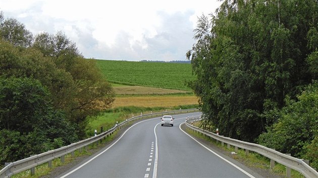 Takto dnes vypad zatka z filmu Jzda. Dva kamardi a stopaka v kabrioletu vythnou kle ze zapalovn a rozjet auto nechaj vyltnout ze silnice na strnit... Tato st esk road movie vznikla na silnici u Kivsoudova pobl Lede nad Szavou.