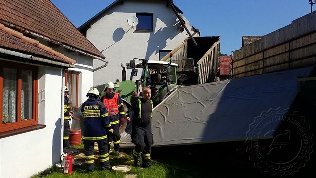 Traktor s přívěsem zbořil část rodinného domu.