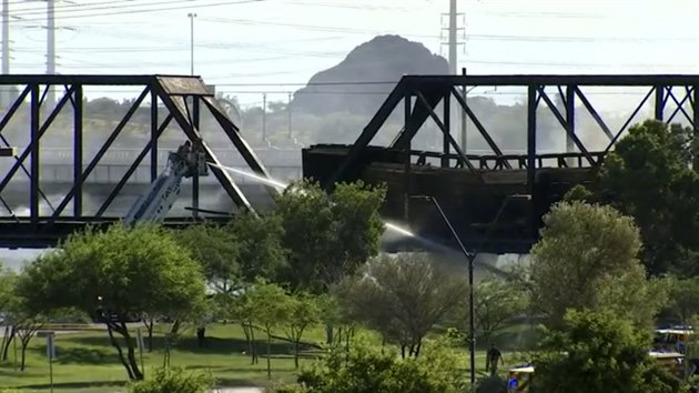 Na mostě v americkém městě Tempe v Arizoně vykolejil nákladní vlak a začal hořet. (29. července 2020)