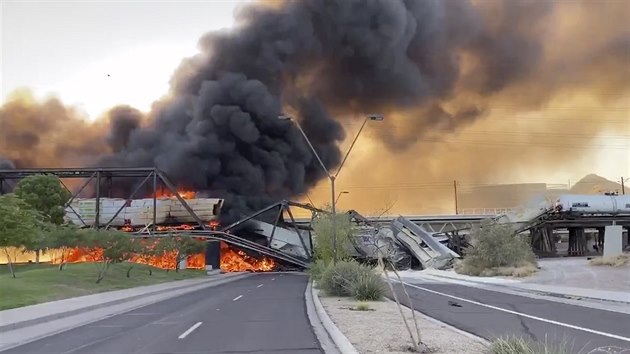 Na mostě v americkém městě Tempe v Arizoně vykolejil nákladní vlak a začal hořet. (29. července 2020)