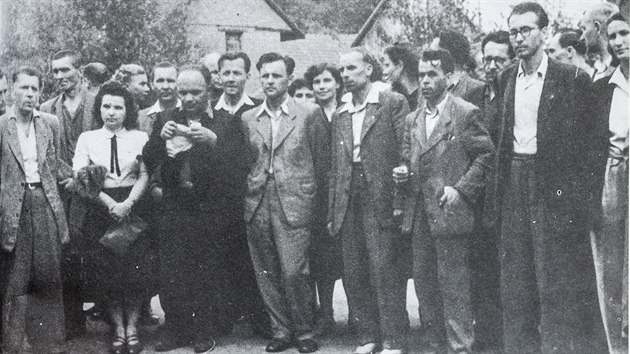Milo Jake (uprosted) s funkcioni JNV a JZD pi rozorvn mez v roce 1951, snmek z Jakeovy knihy Dva roky generlnm tajemnkem