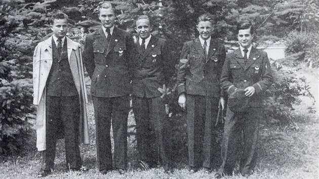 Miloš Jakeš (druhý zprava) se spolužáky z průmyslovky ve stejnokrojích Baťovy školy práce v roce 1940, snímek z Jakešovy knihy Dva roky generálním tajemníkem