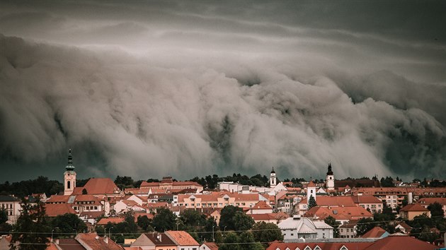 Mraky nad Uherskm Brodem zveejnil esk hydromeorolgick stav na svm twitterovm tu.