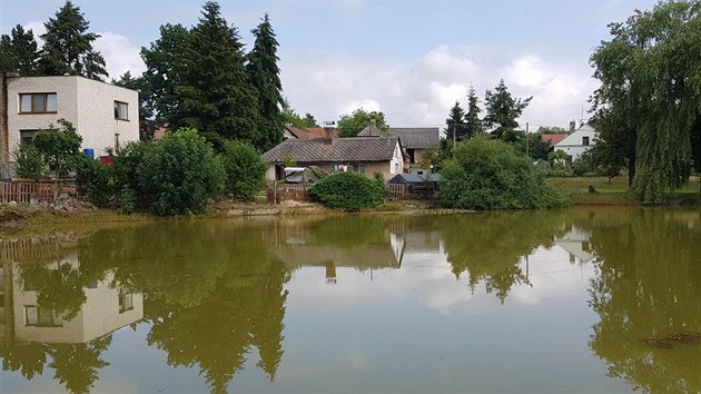 Prob�jej�c� �erpadlo ve Lhot� u P��bram� zabilo t�i �leny rodiny (21. �ervence 2020).