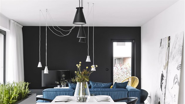 Černé zdi se nevylučují s přáním klientky mít interiér světlý a minimalistický.