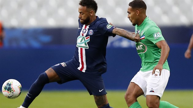 Yvann Macon (vpravo) ze Saint-Etienne v souboji s Neymarem z PSG.