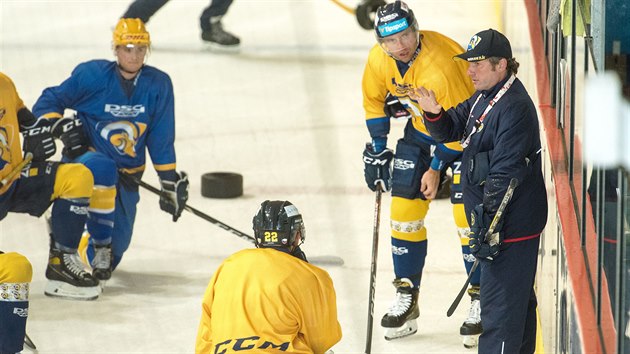 Trenr Robert Svoboda vede trnink hokejist Zlna.