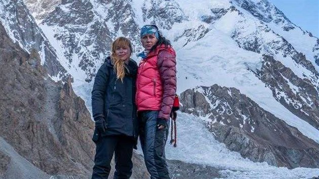 Jana Počtová a Klára Kolouchová při natáčení filmu K2 vlastní cestou
