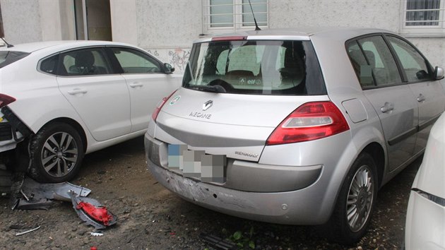 Opilý řidič v Olomouci při dvou nehodách naboural celkem čtyři auta. Po nárazu do toho prvního totiž pokračoval v jízdě, o pár metrů dál však narazil rovnou do tří dalších.