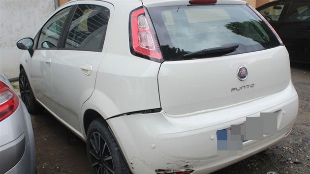 Opilý řidič v Olomouci při dvou nehodách naboural celkem čtyři auta. Po nárazu do toho prvního totiž pokračoval v jízdě, o pár metrů dál však narazil rovnou do tří dalších.